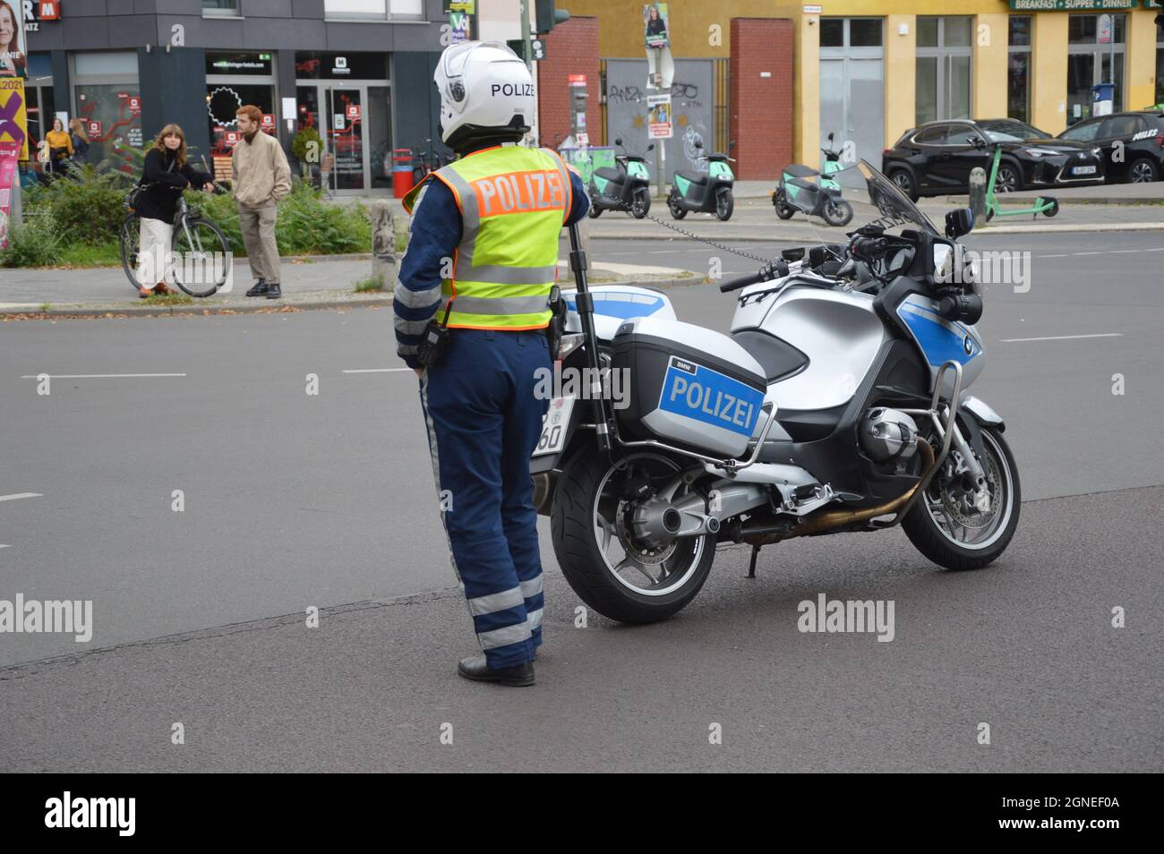 La police de la circulation à moto a fermé la rue Schoenhauser Allee à  Prenzlauer Berg, Berlin, Allemagne, en raison d'une démonstration de vélo -  19 septembre 2021 Photo Stock - Alamy