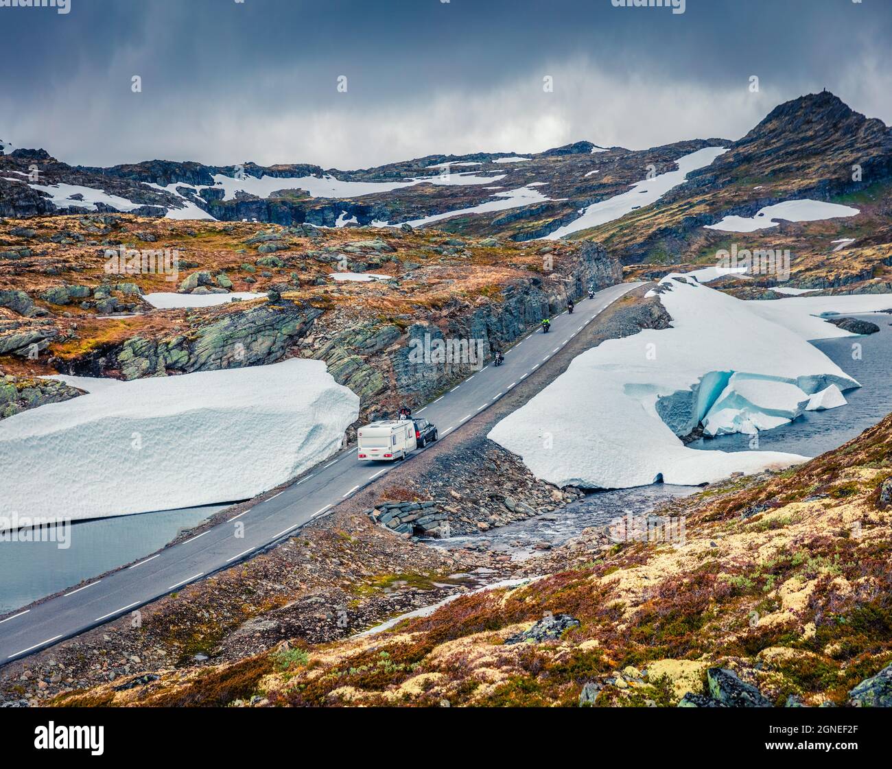 Conduite sur la célèbre route de montagne d'Aurlandsvegen (Bjorgavegen), Aurland dans le comté de Sogn og Fjordane, Norvège. Magnifique paysage d'été dans le Nord Banque D'Images