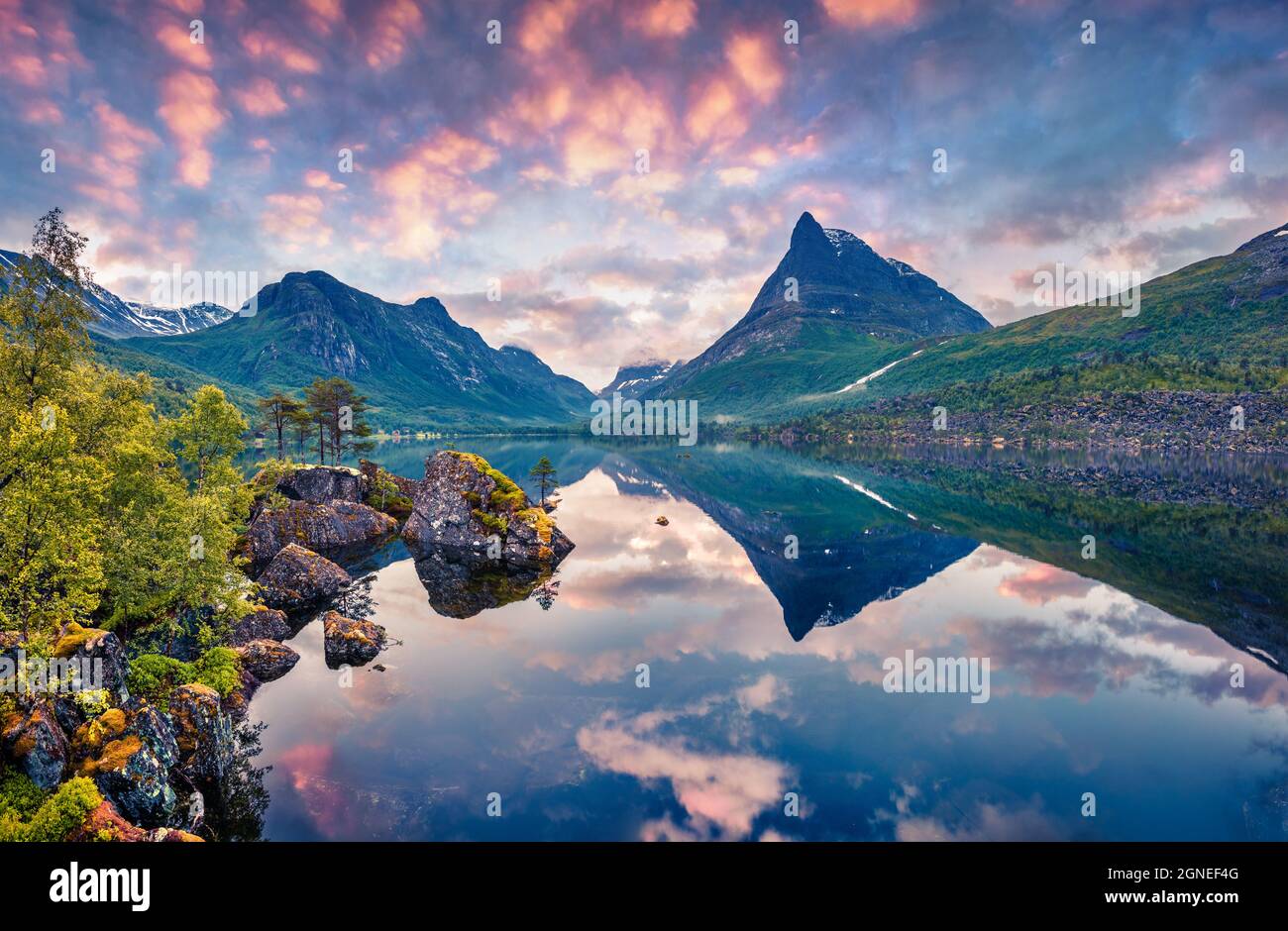 Magnifique lever de soleil d'été sur le lac Innerdalsvatna. Scène matinale colorée en Norvège, Europe. Beauté de la nature concept fond. Style artistique pos Banque D'Images