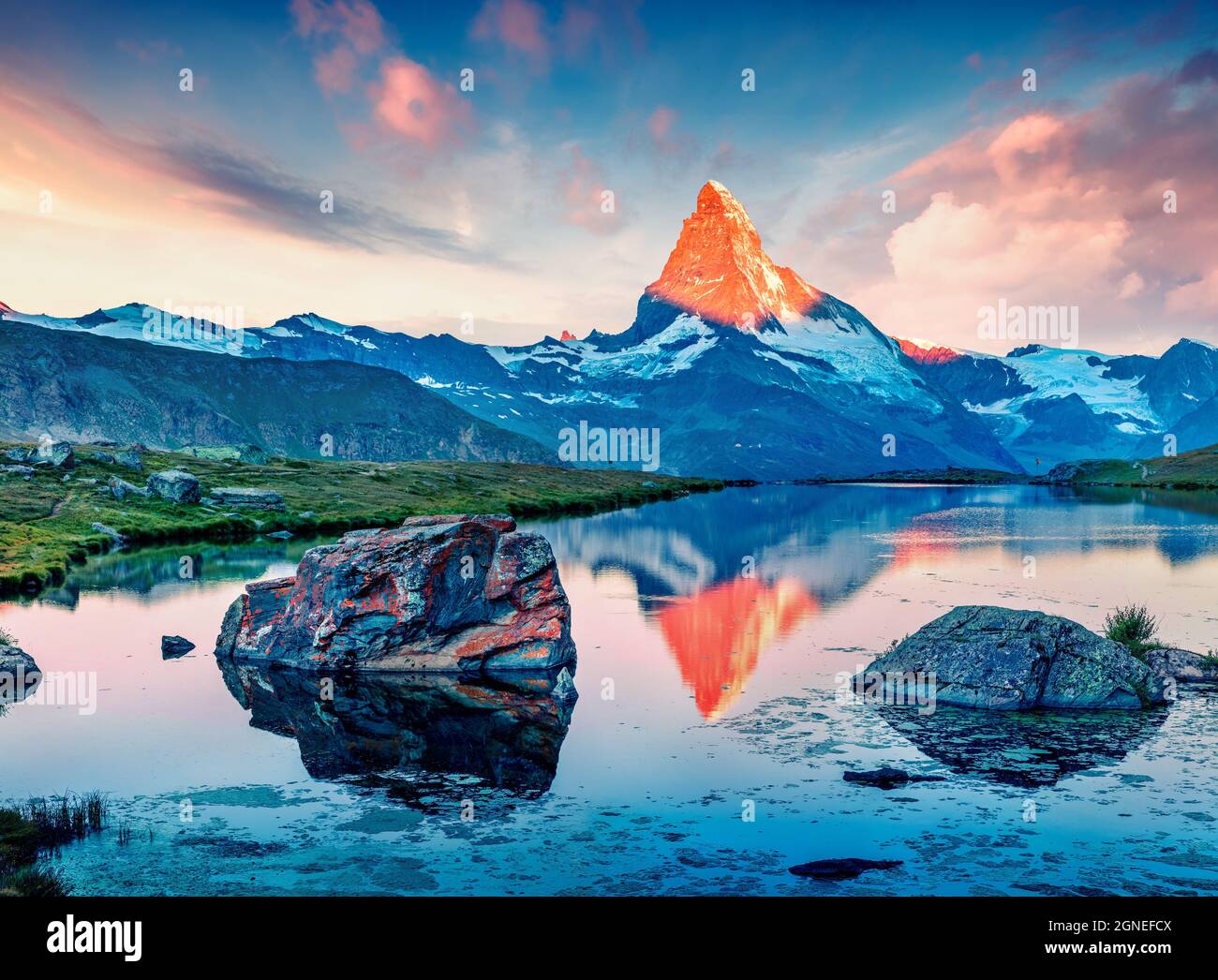 grande-sc-ne-d-t-du-lac-stellisee-splendide-vue-nocturne-sur-le