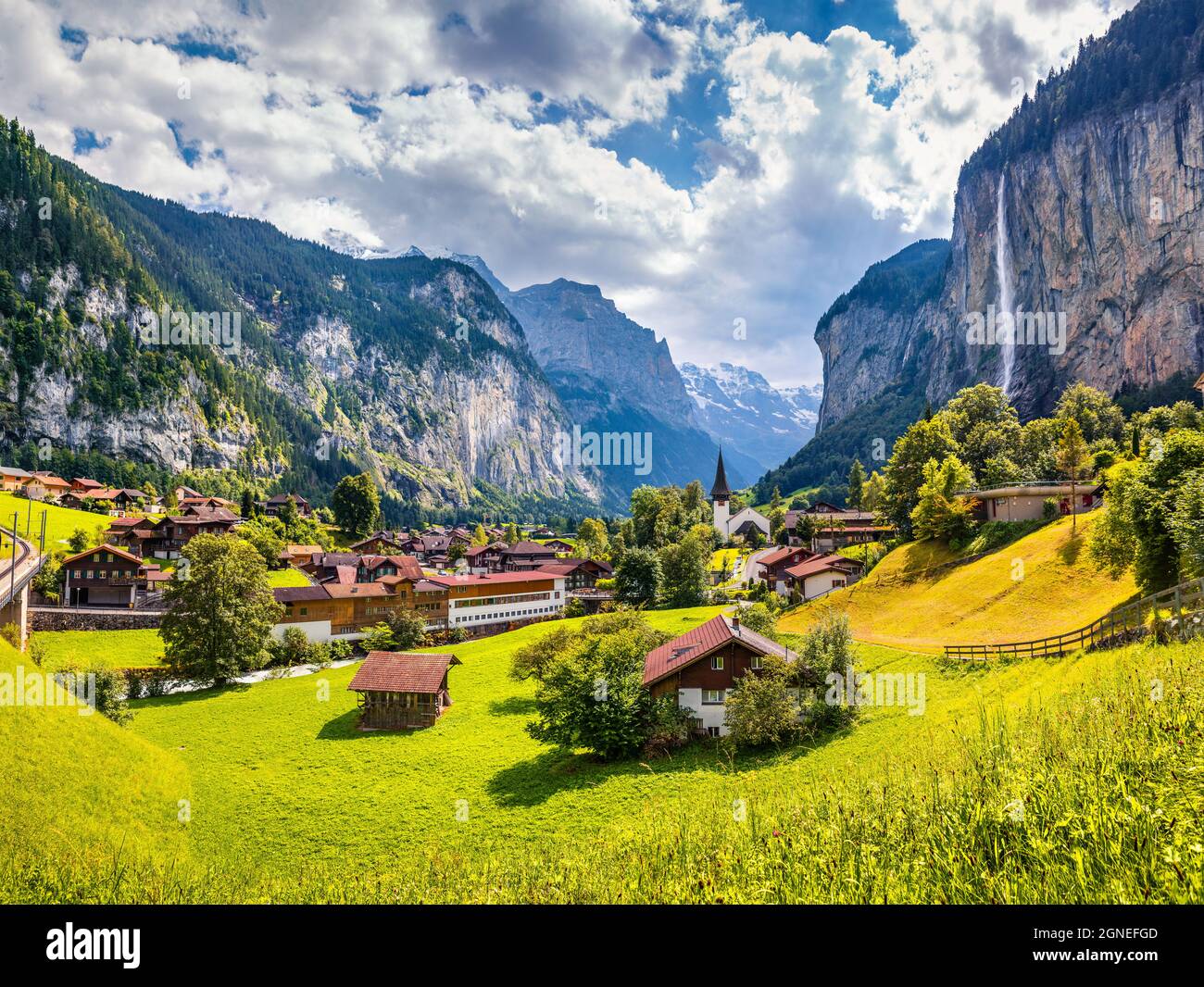 Vue d'été ensoleillée de la grande cascade dans le village de Lauterbrunnen. Magnifique scène en plein air dans les Alpes suisses, Oberland bernois dans le canton de Berne, Suissela Banque D'Images