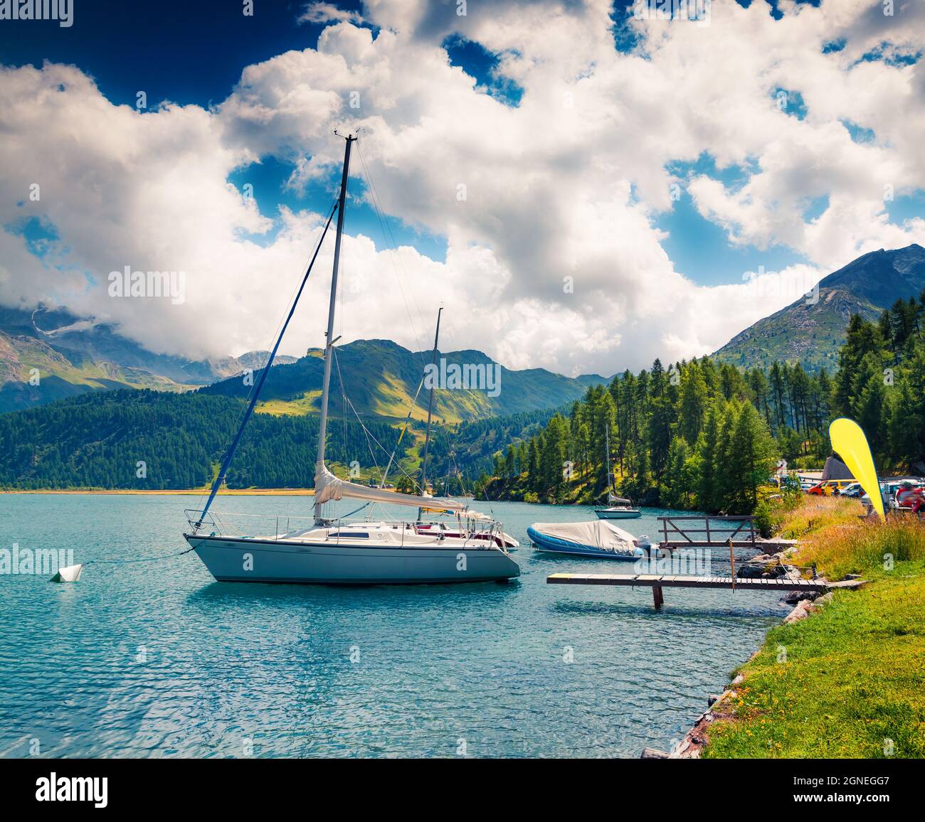 Scène estivale colorée du club de yacht sur le lac de Sils. Vue matinale ensoleillée des Alpes suisses, col de Maloja, haute Engadine dans le canton des Grisons, Suisse, Banque D'Images
