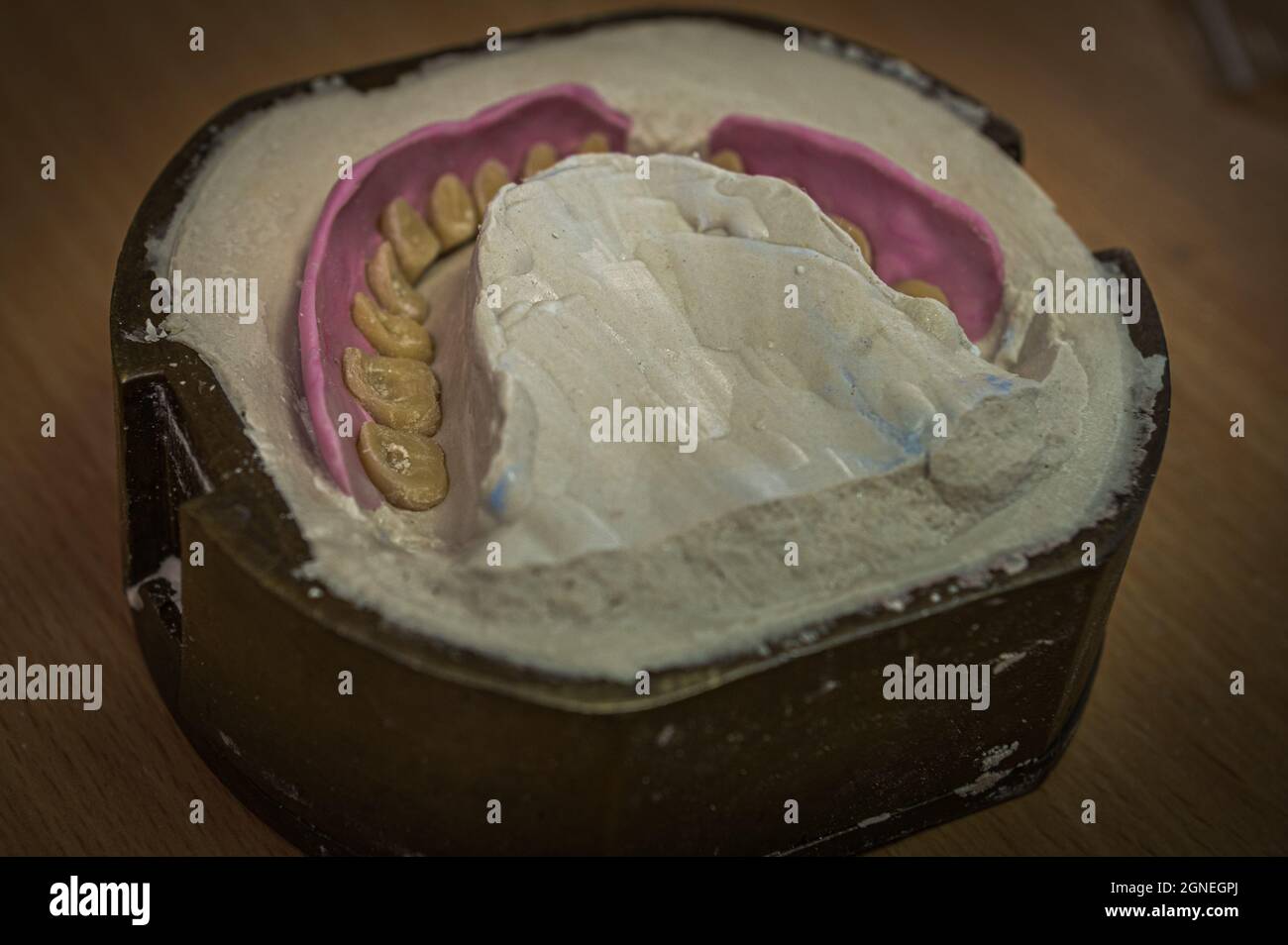 le processus de faire les dents artificielles d'une personne à un technicien dentaire afin qu'une personne puisse donner un beau sourire à une autre Banque D'Images