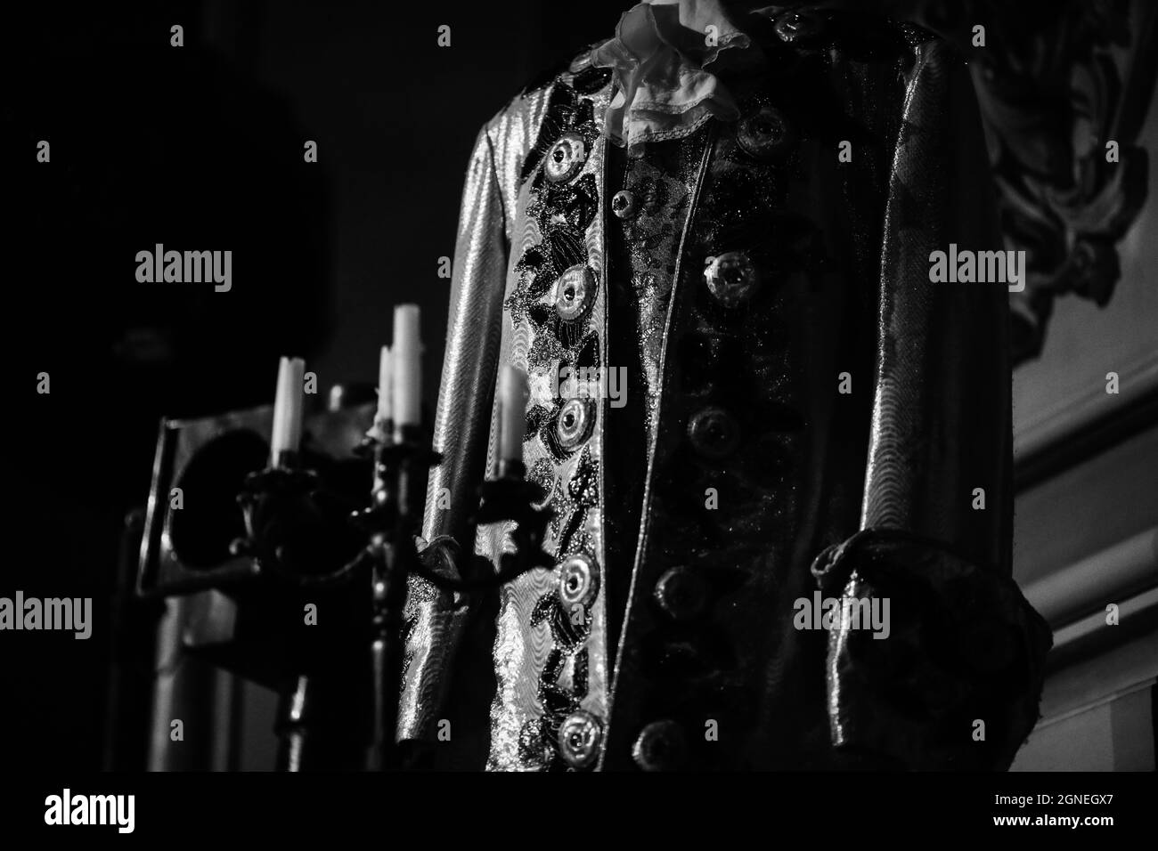 Image de faible profondeur de champ (mise au point sélective) avec un costume d'acteur dans la lumière dramatique de la scène. Banque D'Images