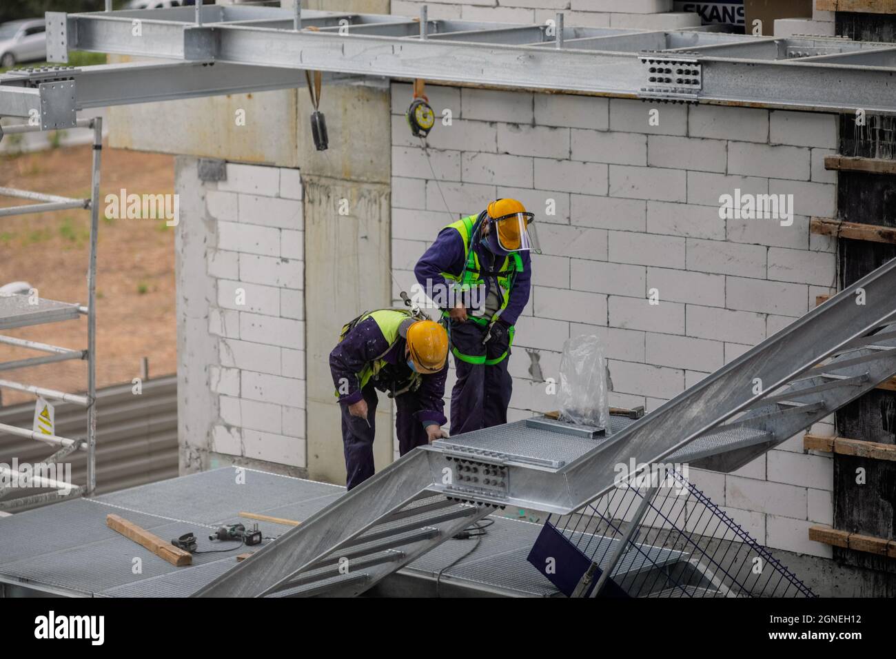 Bucarest, Roumanie - 23 septembre 2021 : ouvriers de la construction sur un chantier de construction à Bucarest. Banque D'Images