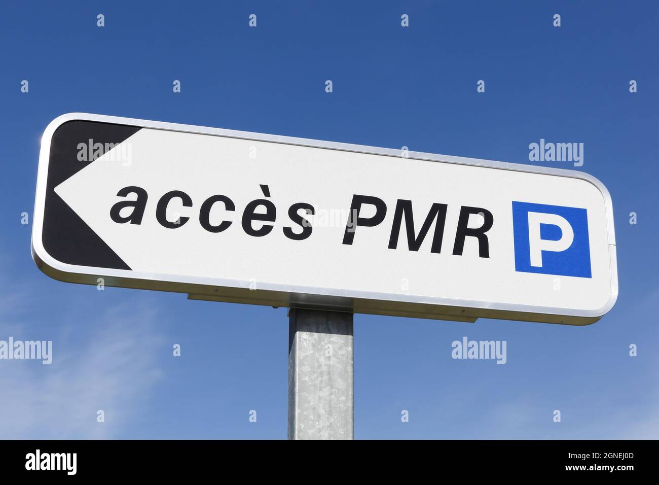 Personne d'accès avec panneau à mobilité réduite en France Banque D'Images