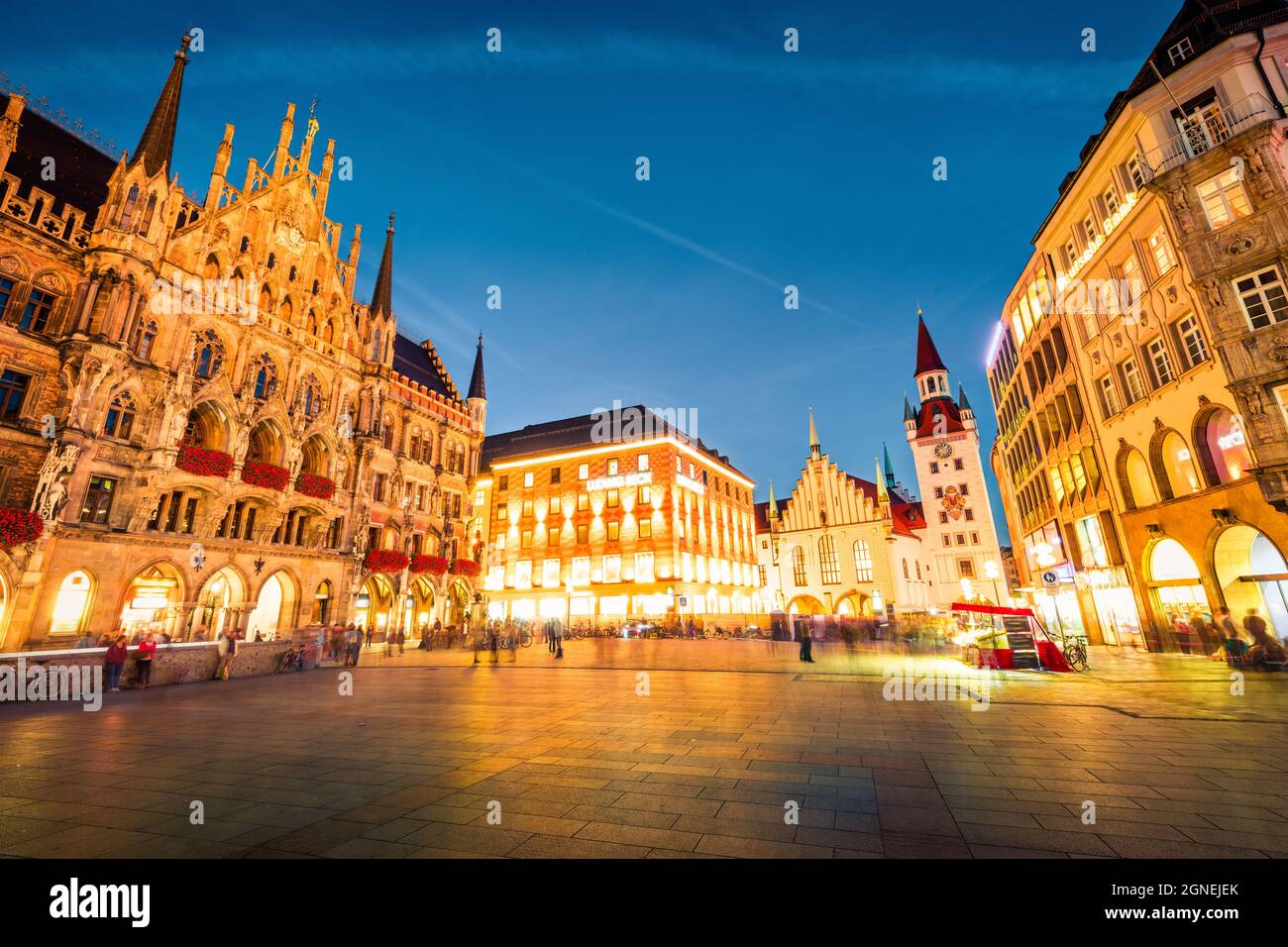 Magnifique vue en soirée sur Marienplatz - place du centre-ville et centre de transport avec l'imposante église Saint-Pierre, deux halls de ville et un musée du jouet, Munich, B Banque D'Images