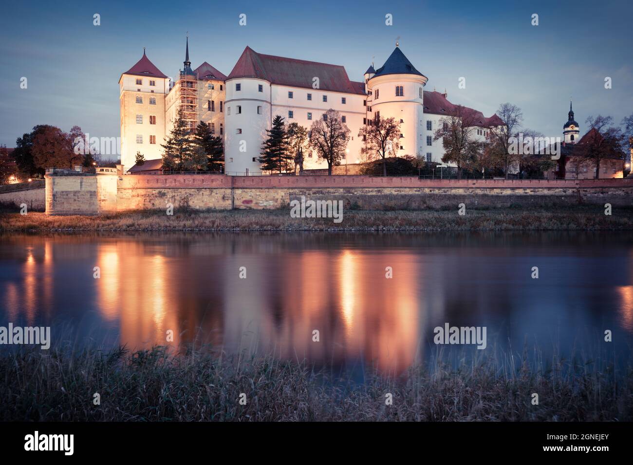 Vue imprenable sur le château de Hartenfels. Scène automnale pittoresque de la ville de Torgau sur les rives de l'Elbe dans le nord-ouest de la Saxe, Allemagne. Instock Banque D'Images