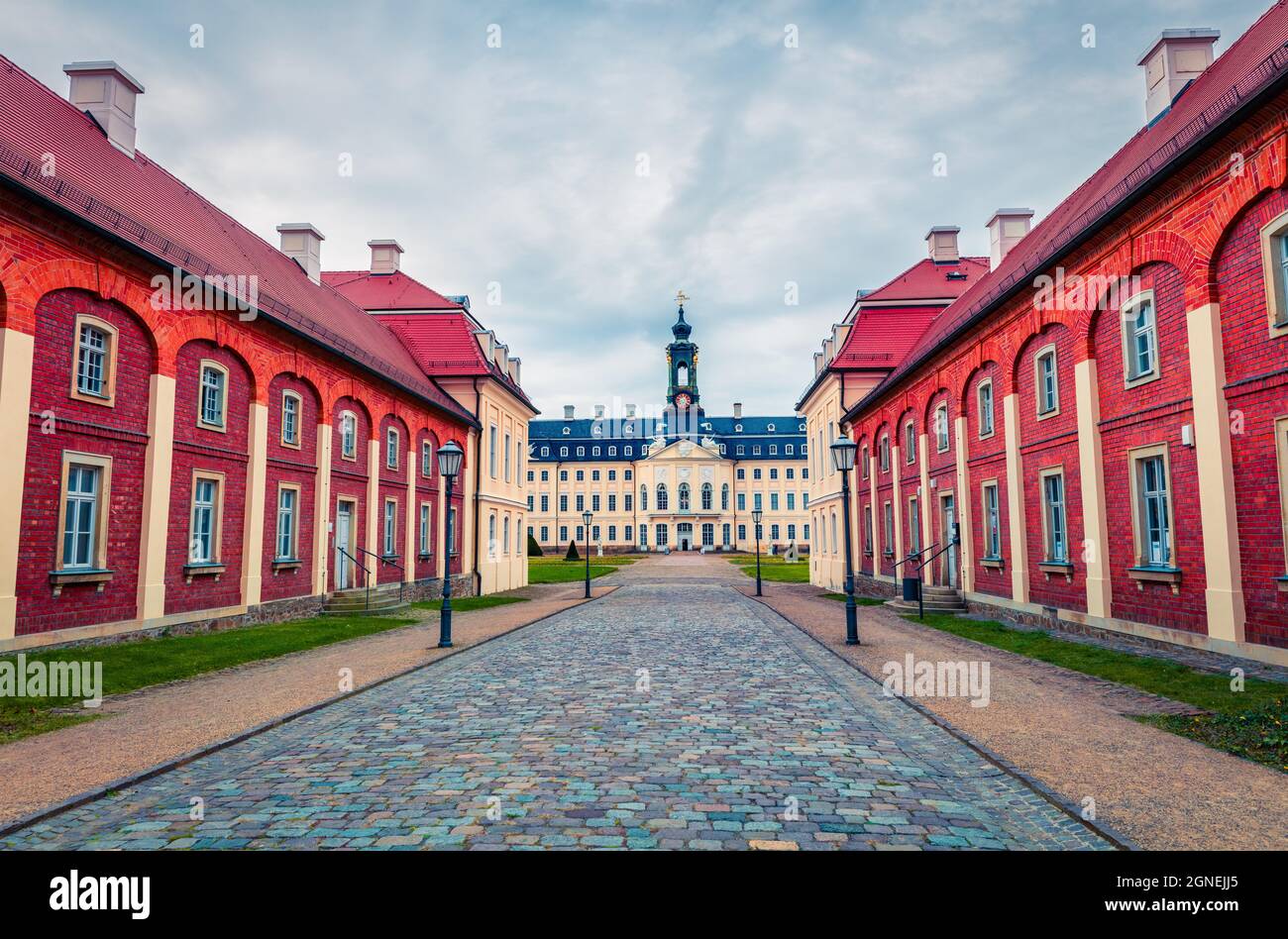 Magnifique vue le matin sur le château de Hubertusburg (exposition Karl Hans Janke). Magnifique scène d'automne de Wermsdorf, Saxe, Allemagne, Europe. Conc. De voyage Banque D'Images