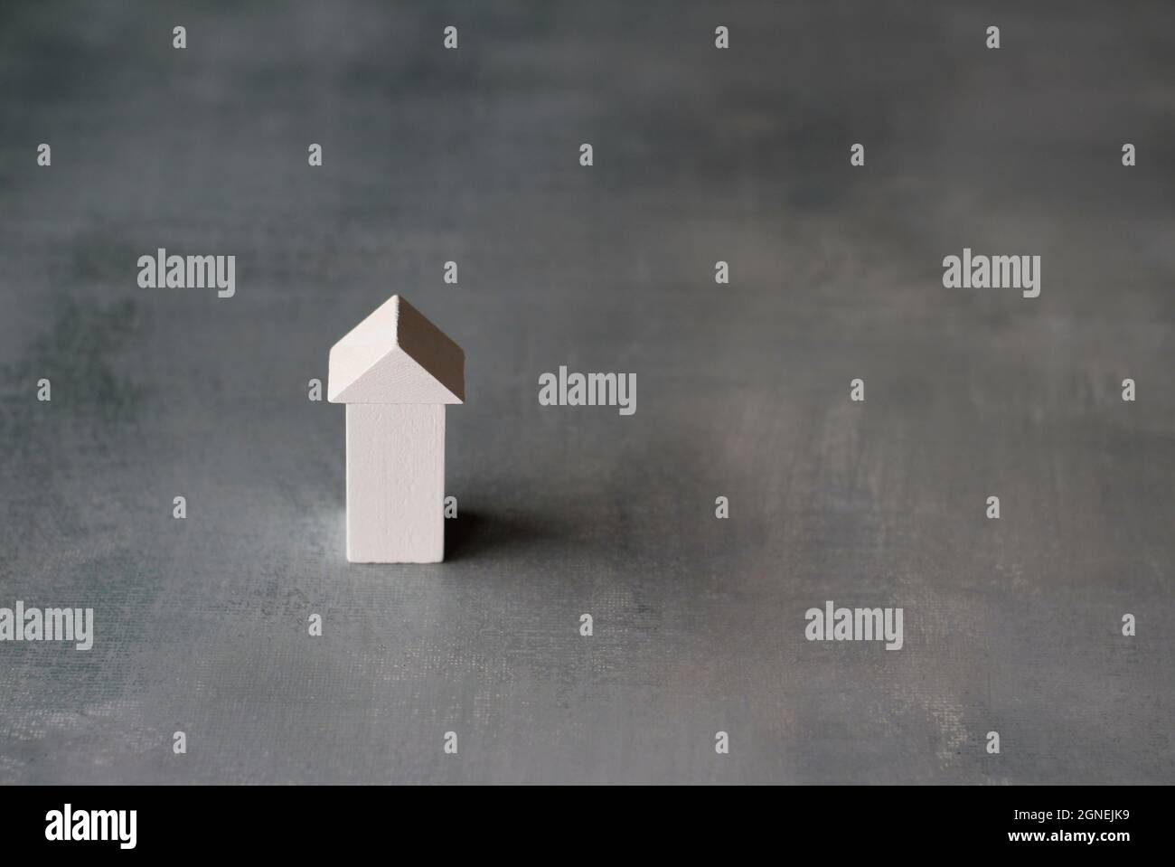 Flèche blanche sur sol en béton avec espace de copie Banque D'Images