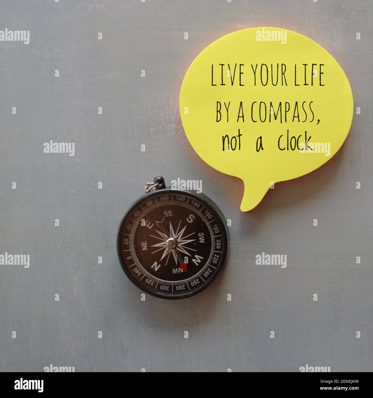 Citations Motivantes Et Inspirantes Boussole Et Bulle Jaune De Discours Avec Des Citations Votre Vie Par Un Compas Pas Une Horloge Photo Stock Alamy