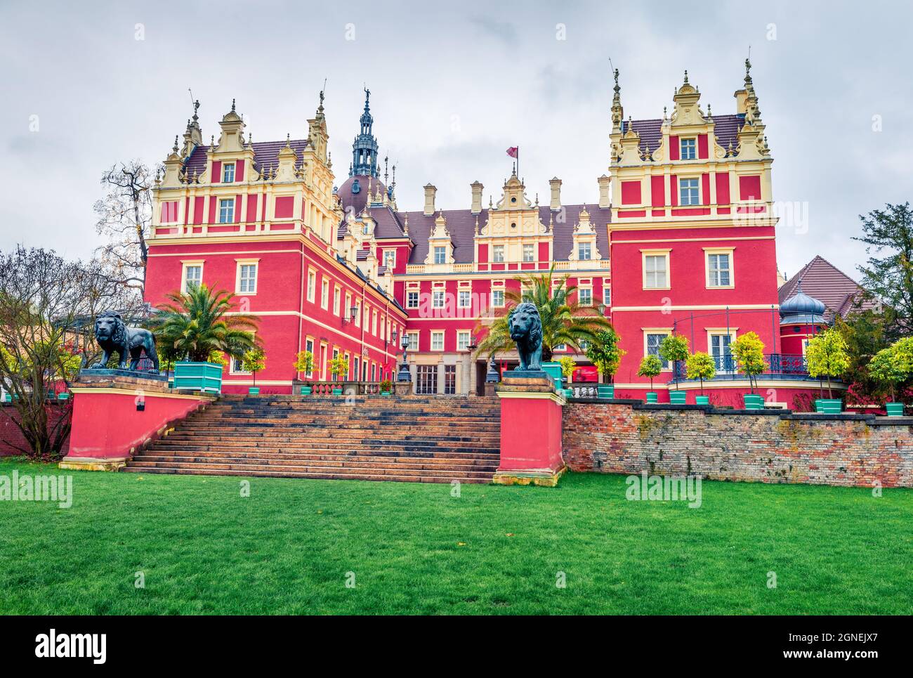 Superbe vue d'automne du château de Muskau. Scène du matin pluvieux dans le parc Muskau, site du patrimoine mondial de l'UNESCO, région haute-Lusatia, Saxe, Allemagne, Europ Banque D'Images