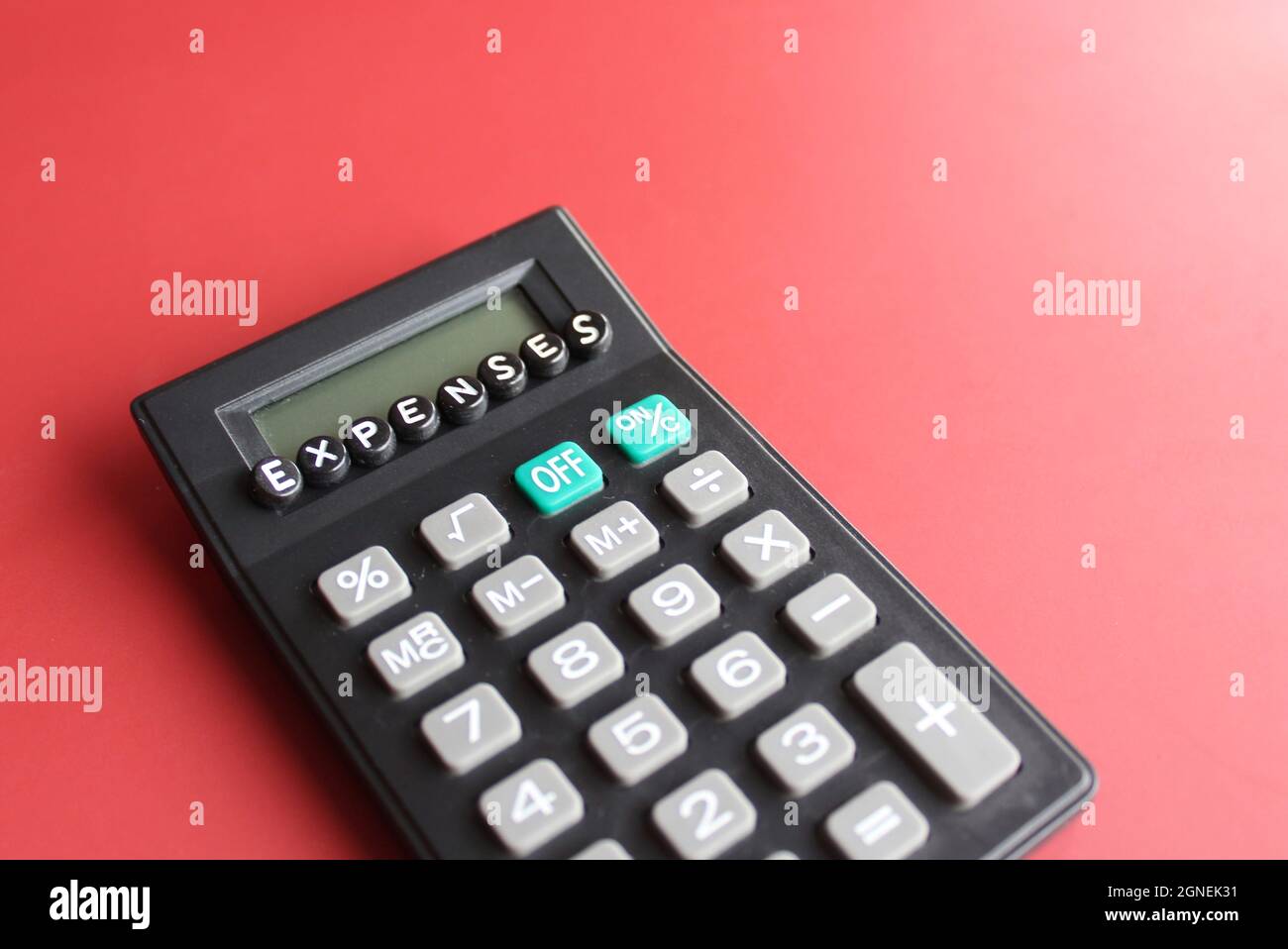 Concept commercial et financier. Calculatrice et perles d'alphabet avec dépenses de texte. Banque D'Images