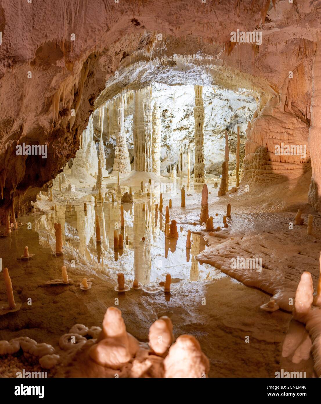 Grotte souterraine de krust dans la région des Marches, en Italie. Frasassi Banque D'Images