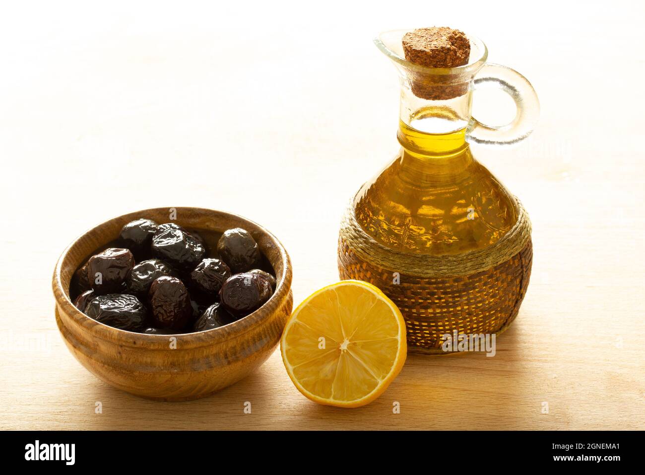 Une assiette d'olives et une tranche de citron. Huile d'olive biologique. Banque D'Images