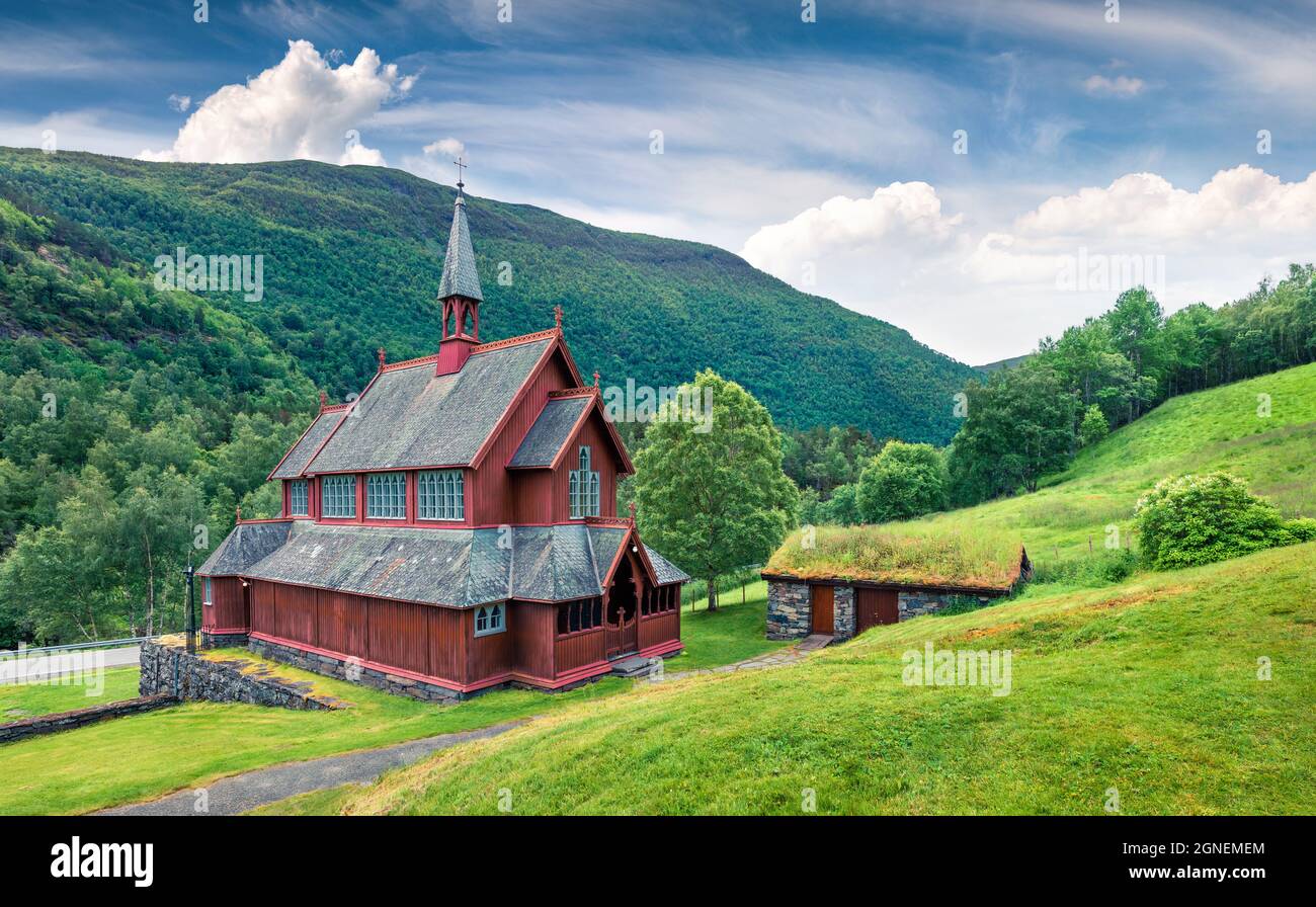 Belle vue d'été de l'église de Borgund, située dans le village de Borgund dans la municipalité de Lerdal dans le comté de Sogn og Fjordane, Norvège. Déplacement Banque D'Images