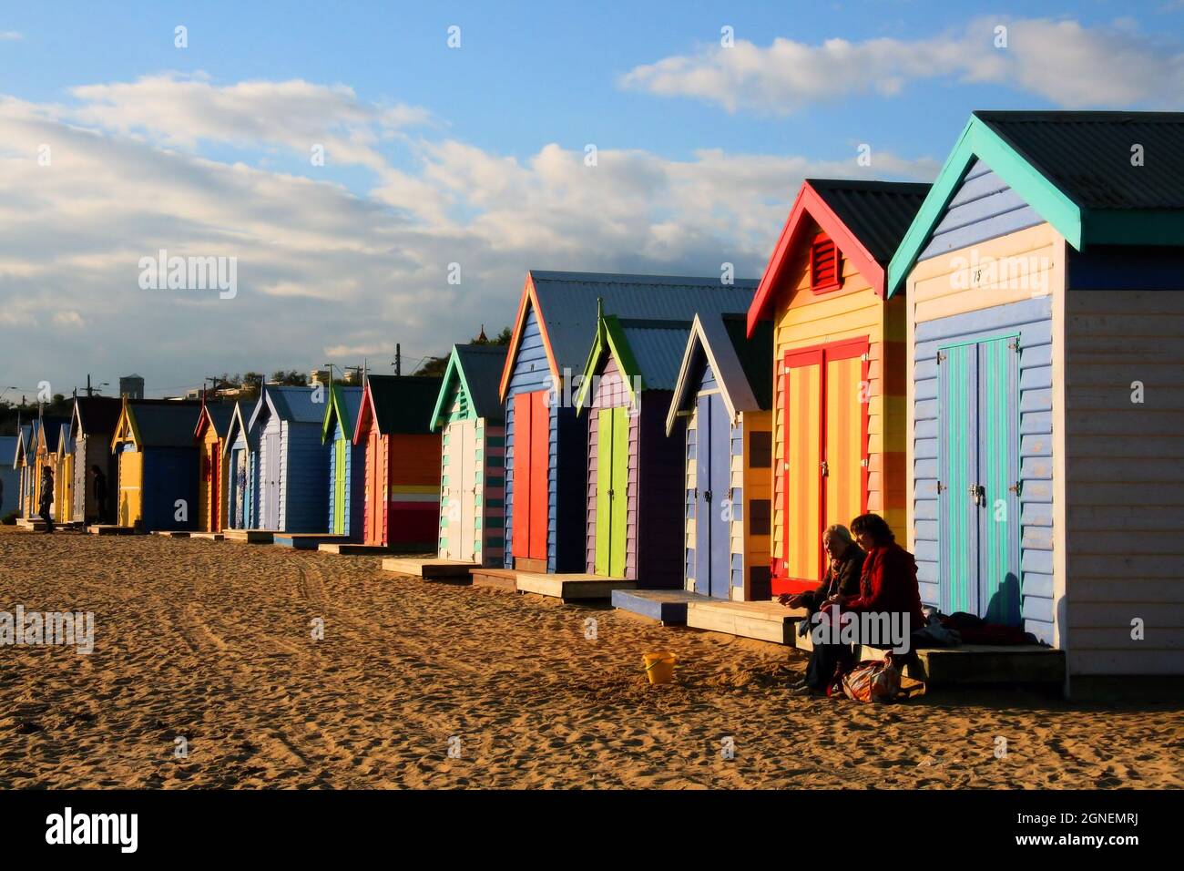 Cabines de bain colorées (cabines de plage) peu après le lever du soleil sur Brighton Beach, Melbourne, Victoria, Australie Banque D'Images