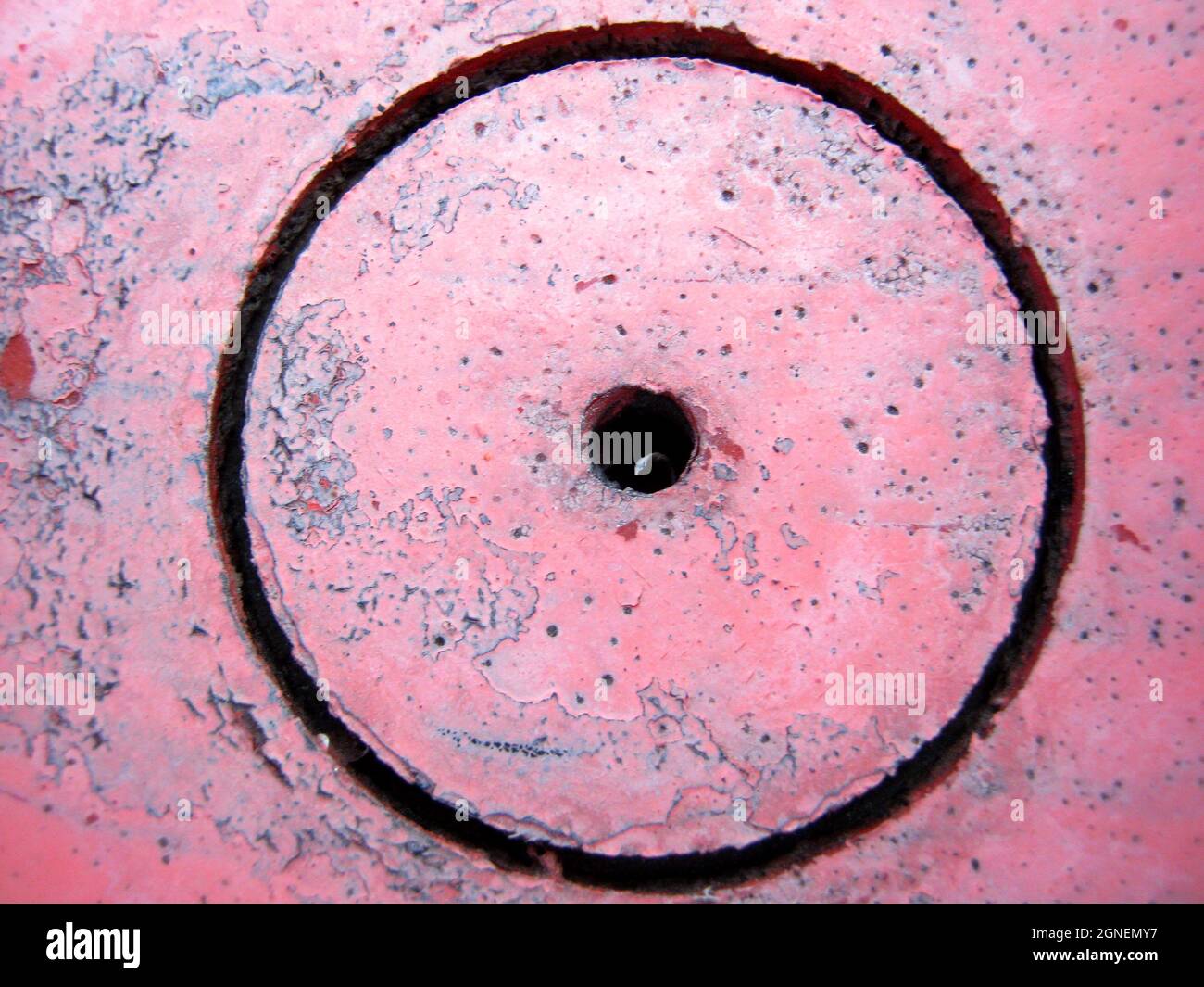 il s'agit d'une photo d'un couvercle de vidange circulaire. Banque D'Images