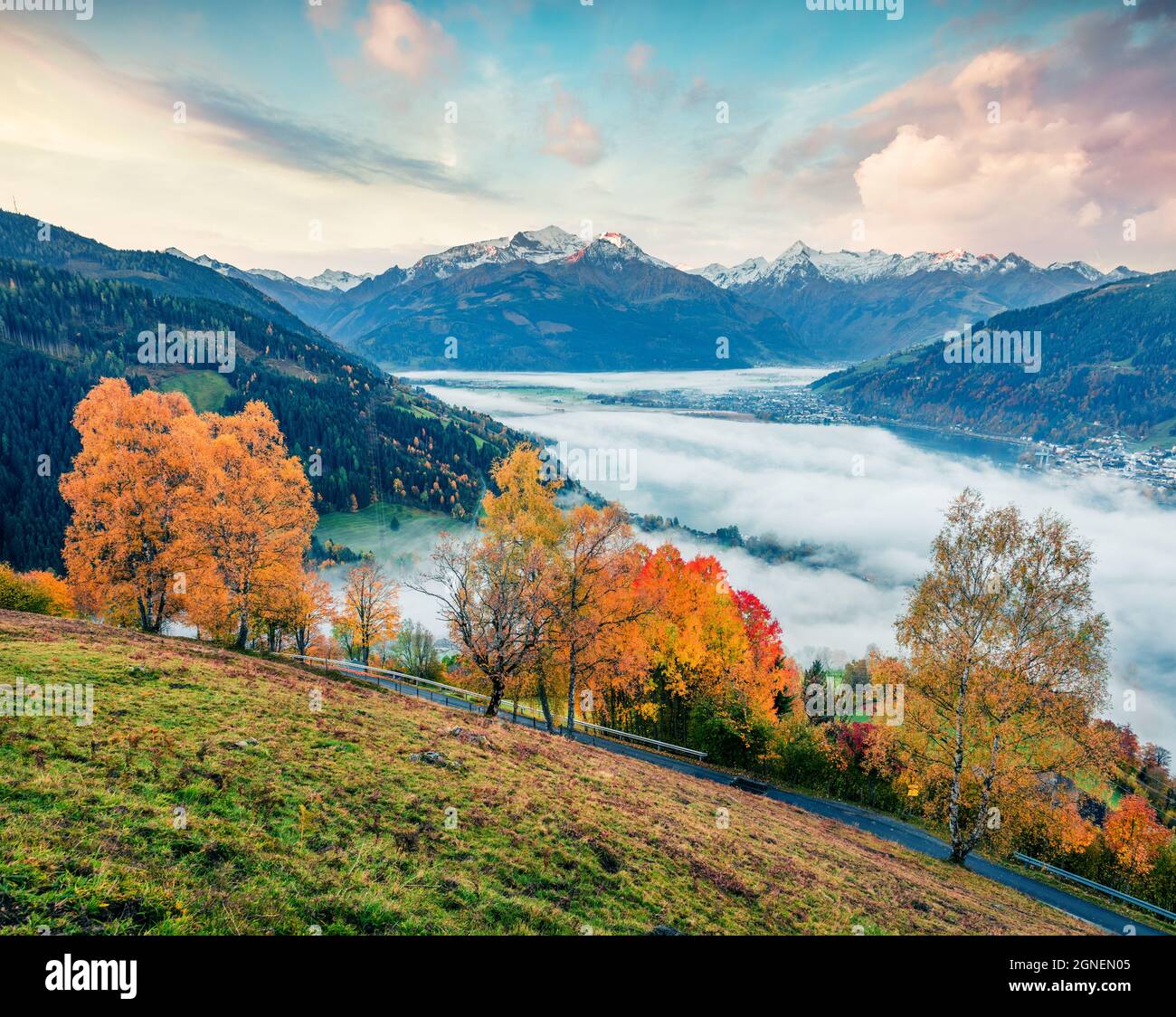 Vue fabuleuse sur le lac de Zell. Brumeux automne lever de soleil de la ville autrichienne - Zell am See, au sud de la ville de Salzbourg. Beauté de la nature concept fond. Banque D'Images