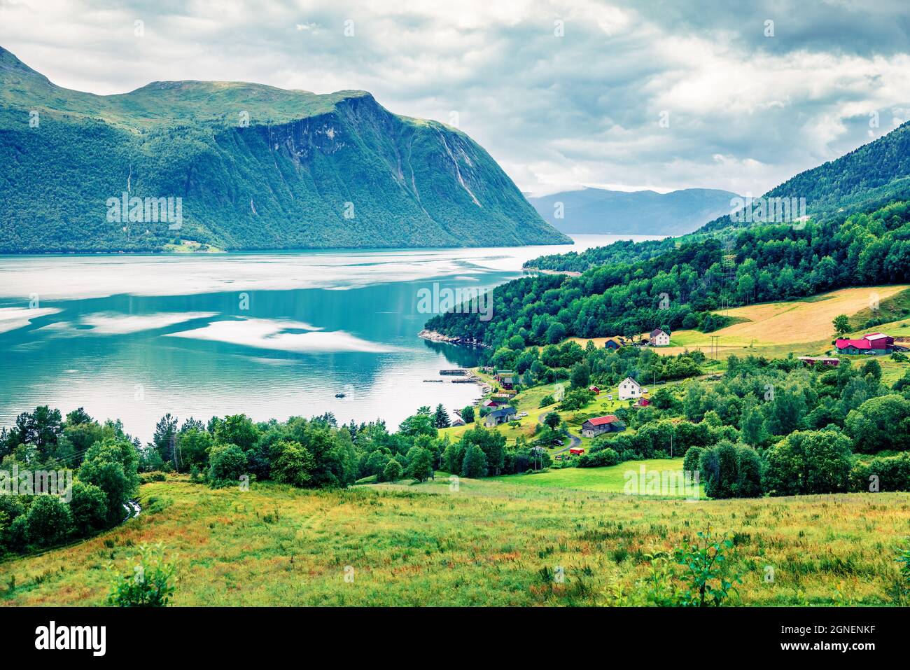 Campagne typique paysage norvégien. Matin d'été Summy en Norvège, Europe. Beauté de la nature concept fond. Mode de filtre Instagram. Banque D'Images