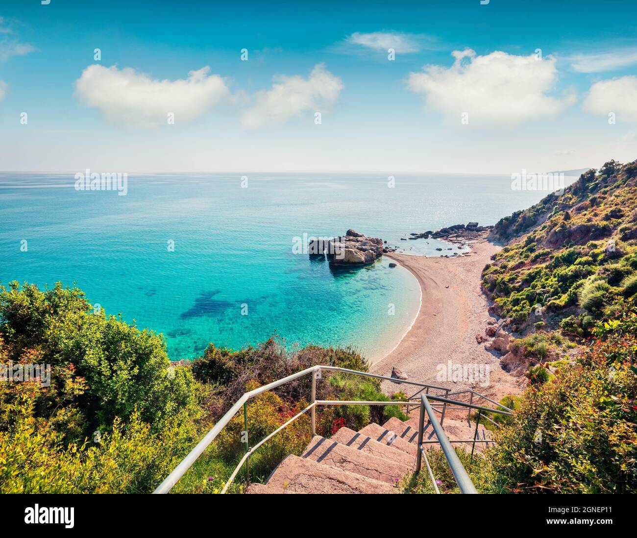 Scène de printemps ensoleillée de la petite plage de Xigia. Vue pittoresque du matin sur la mer Ionienne, l'île de Zakynthos, la Grèce, l'Europe. Beauté de la nature concept backg Banque D'Images