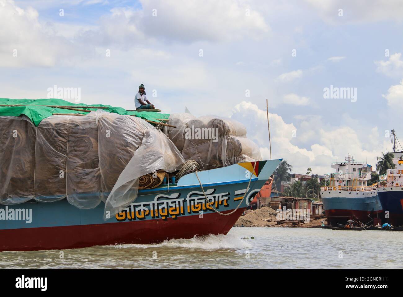 Fleuve Buriganga, Dhaka, Bangladesh : le fleuve Buriganga est toujours occupé avec des bateaux en bois et des ferries de passagers Banque D'Images