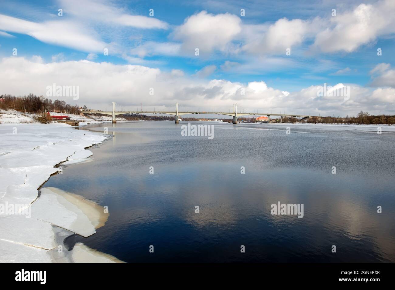 Vue sur le pont routier traversant la Volga dans la ville de Kimry par une journée d'hiver. Le plus long pont de la région de Tver Banque D'Images