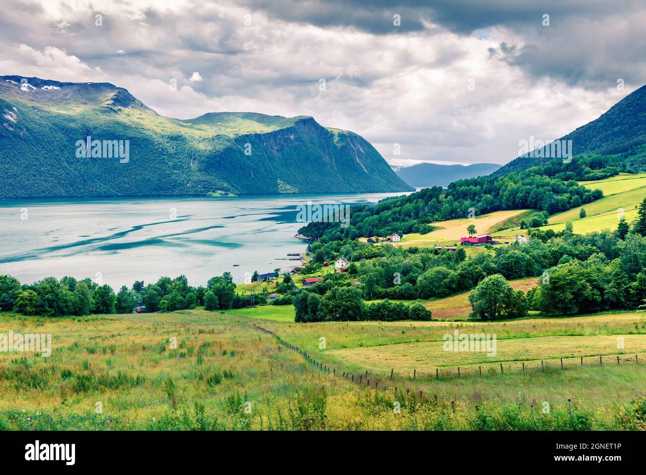 Campagne typique paysage norvégien. Belle matinée d'été en Norvège, en Europe. Beauté de la nature concept fond. Mode de filtre Instagram. Banque D'Images