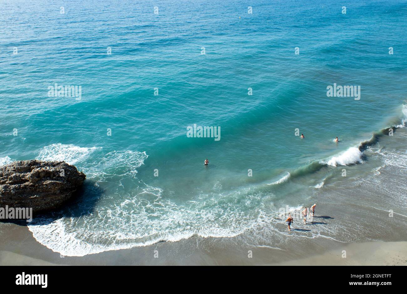 Nerja - Espagne - septembre 22 2021 : scène de plage d'été vue spectaculaire sur le paysage des sables immaculés les vacanciers apprécient la belle côte et la mer bleue Banque D'Images