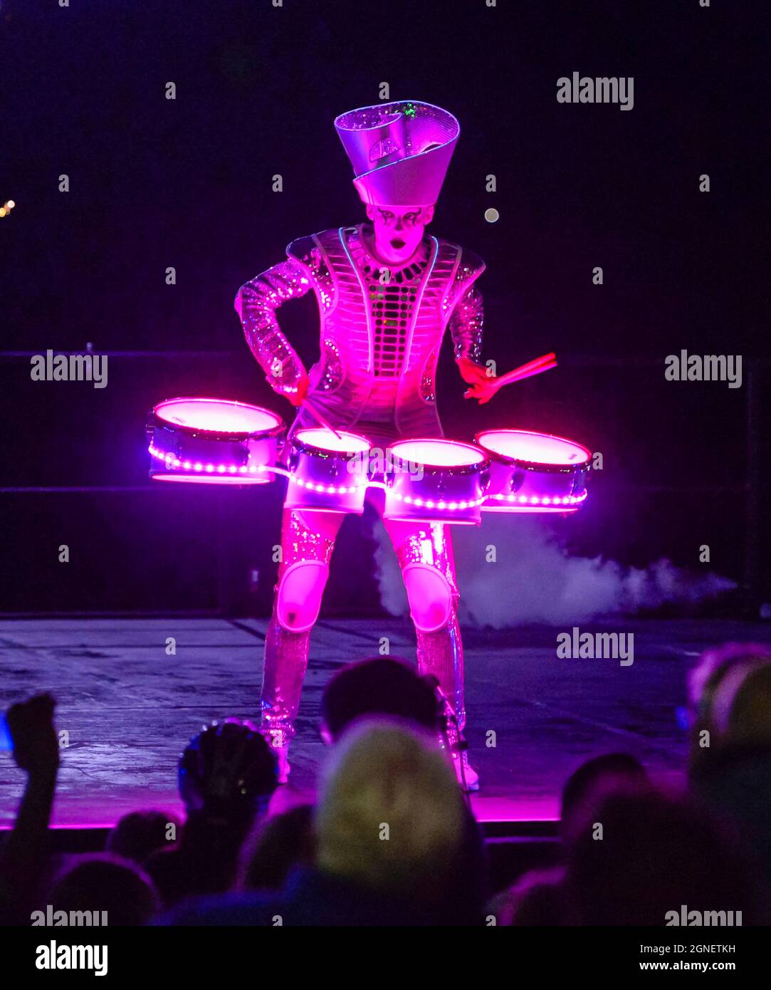 Weymouth, Dorset, Royaume-Uni. 24 septembre 2021. Défilez dans les rues de Weymouth à Dorset, sous la direction des batteurs Worldbeaters, avec la marionnette Dundu dans le cadre du festival des arts de la scène. Crédit photo : Graham Hunt/Alamy Live News Banque D'Images