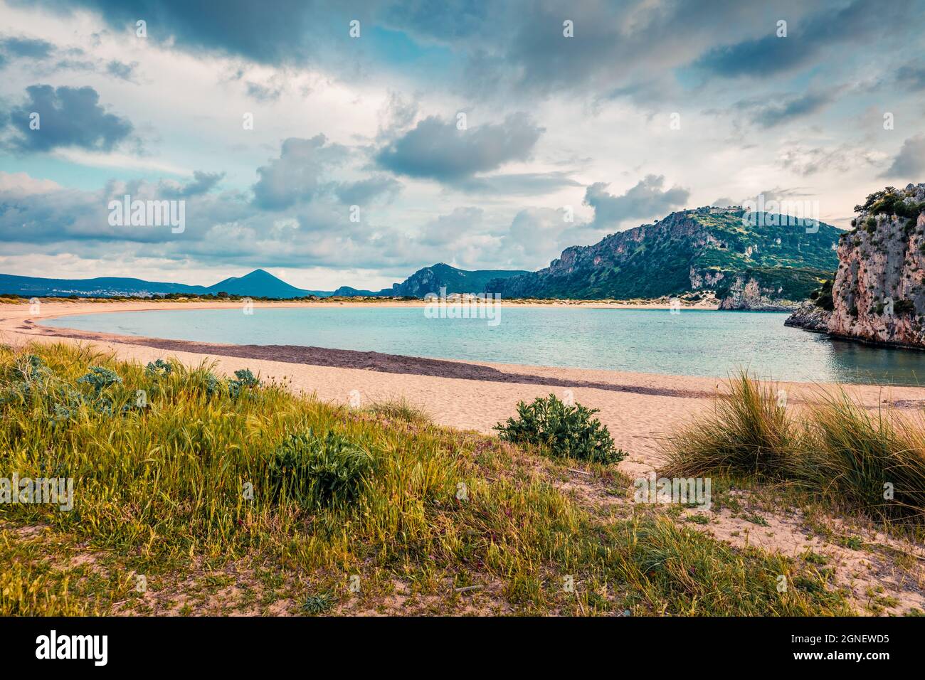 Vue pittoresque sur la plage de Voidokilia. Coucher de soleil coloré sur la mer Ionienne, ville de Pilos, Grèce, Europe. Beauté de la nature concept fond. Banque D'Images