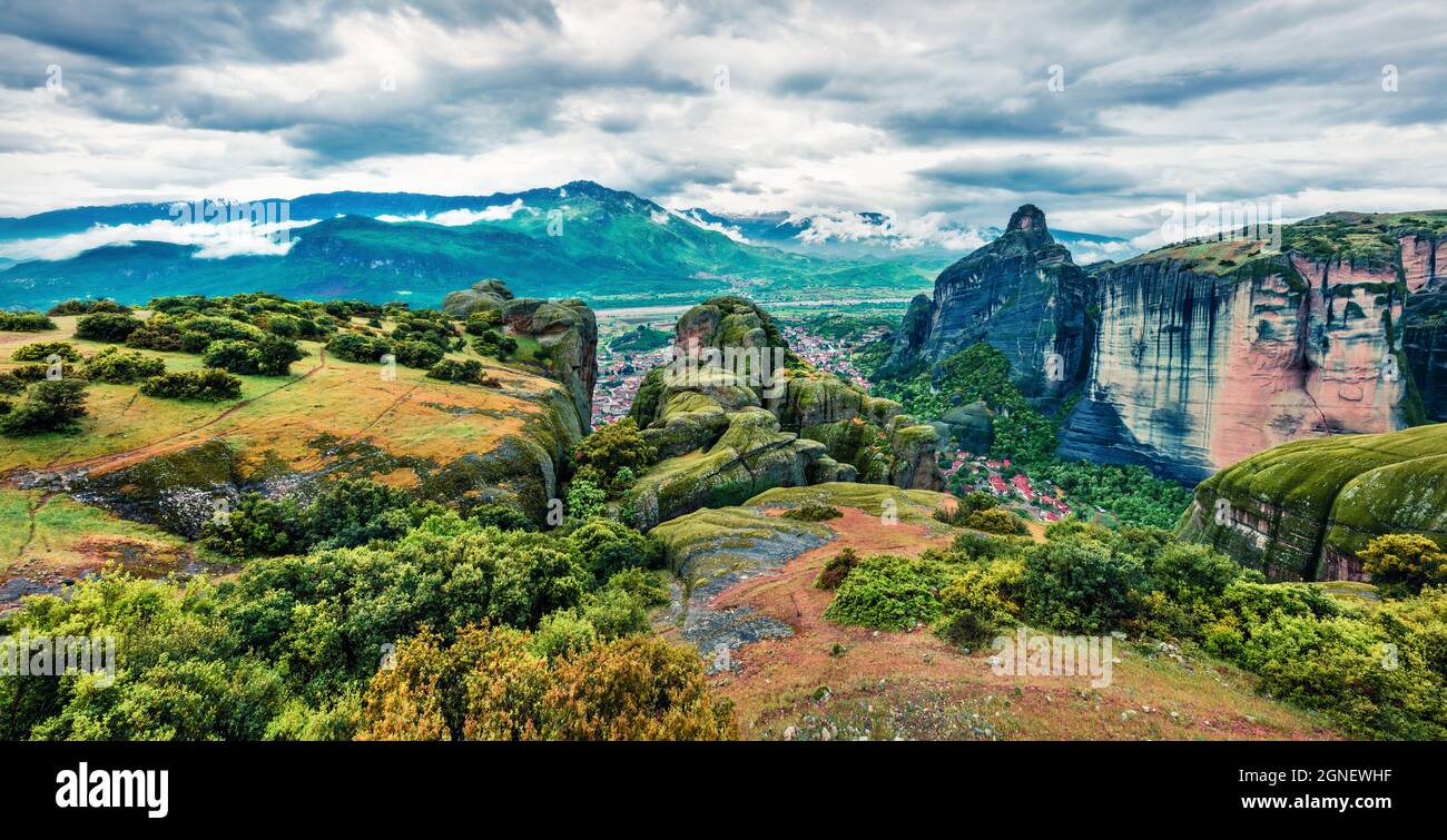Panorama spectaculaire de printemps de Meteora, site classé au patrimoine mondial de l'UNESCO. Magnifique vue du matin sur les monastères orthodoxes de l'est, construits sur des piliers de roche. Banque D'Images