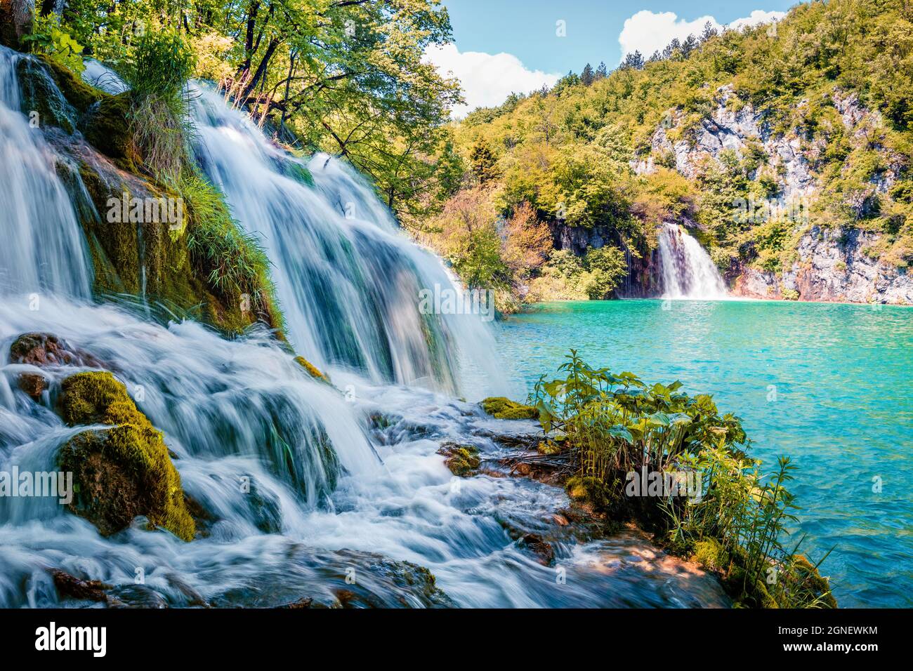 Superbe vue du matin sur la chute d'eau pure du parc national de Plitvice. Scène de printemps colorée de forêt verte avec lac bleu. Vue sur la campagne lumineuse Banque D'Images