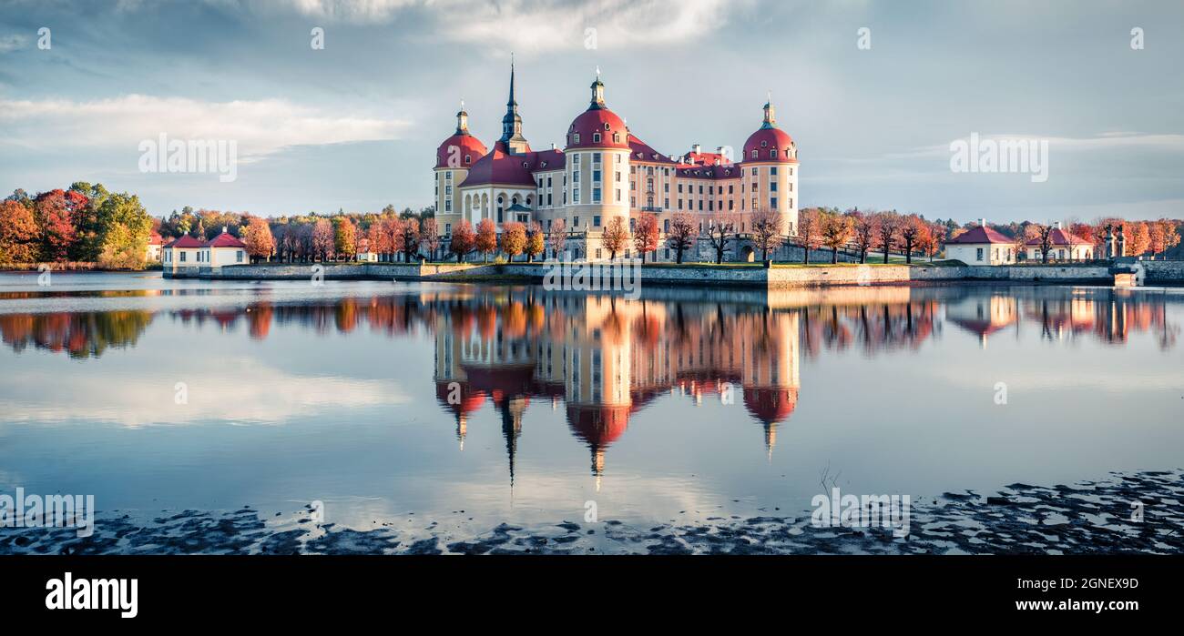 Vue incroyable du matin sur la castake baroque de Moritzburg. Scène romantique d'automne de Saxe, Dresde, Allemagne, Europe. Présentation du concept de déplacement Banque D'Images