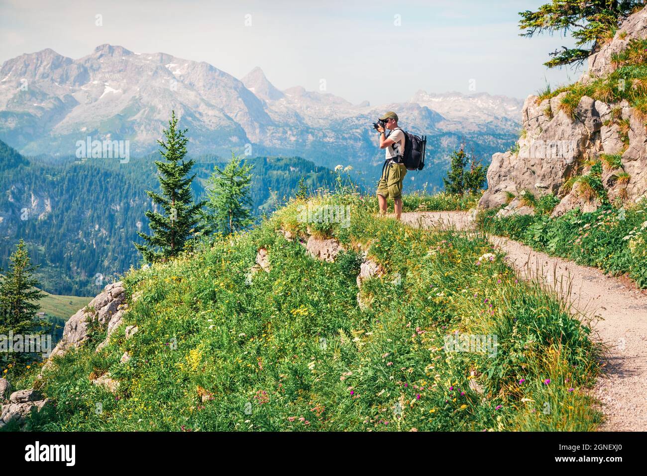 Le photographe prend une photo au-dessus du lac Konigsee de la crête de montagne Schneibstein. Matin d'été coloré à la frontière de l'Allemagne et des Alpes autrichiennes. B Banque D'Images