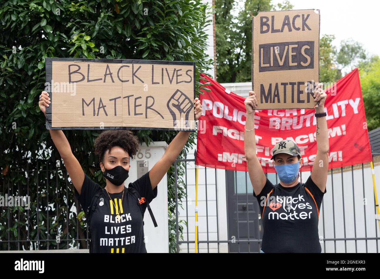 Genève, Grande-Bretagne. 30 août 2020. Les manifestants tiennent des pancartes contenant des messages antiracistes lors de la manifestation d'un million de personnes pour protester contre le racisme systémique au Royaume-Uni, à Londres, en Grande-Bretagne, le 30 août 2020. Credit: Ray Tang/Xinhua/Alay Live News Banque D'Images