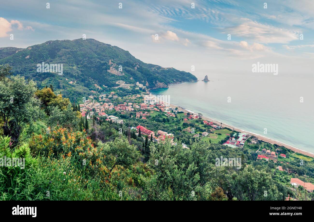 Vue aérienne sur le village de vacances Agios Gordios, municipalité d'Achilleio. Magnifique paysage marin le matin de la mer Ionienne. Grand paysage de Corfou Banque D'Images