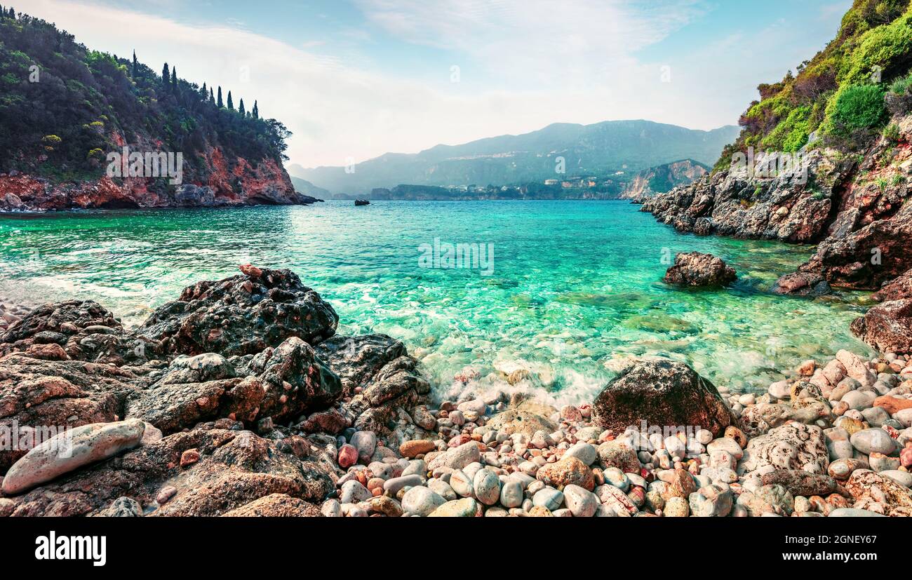 Magnifique vue de printemps sur Limni Beach Glyko. Paysage marin coloré le matin de la mer Ionienne. Pittoresque scène extérieure de l'île de Corfou, Grèce, Europe. Beauté Banque D'Images