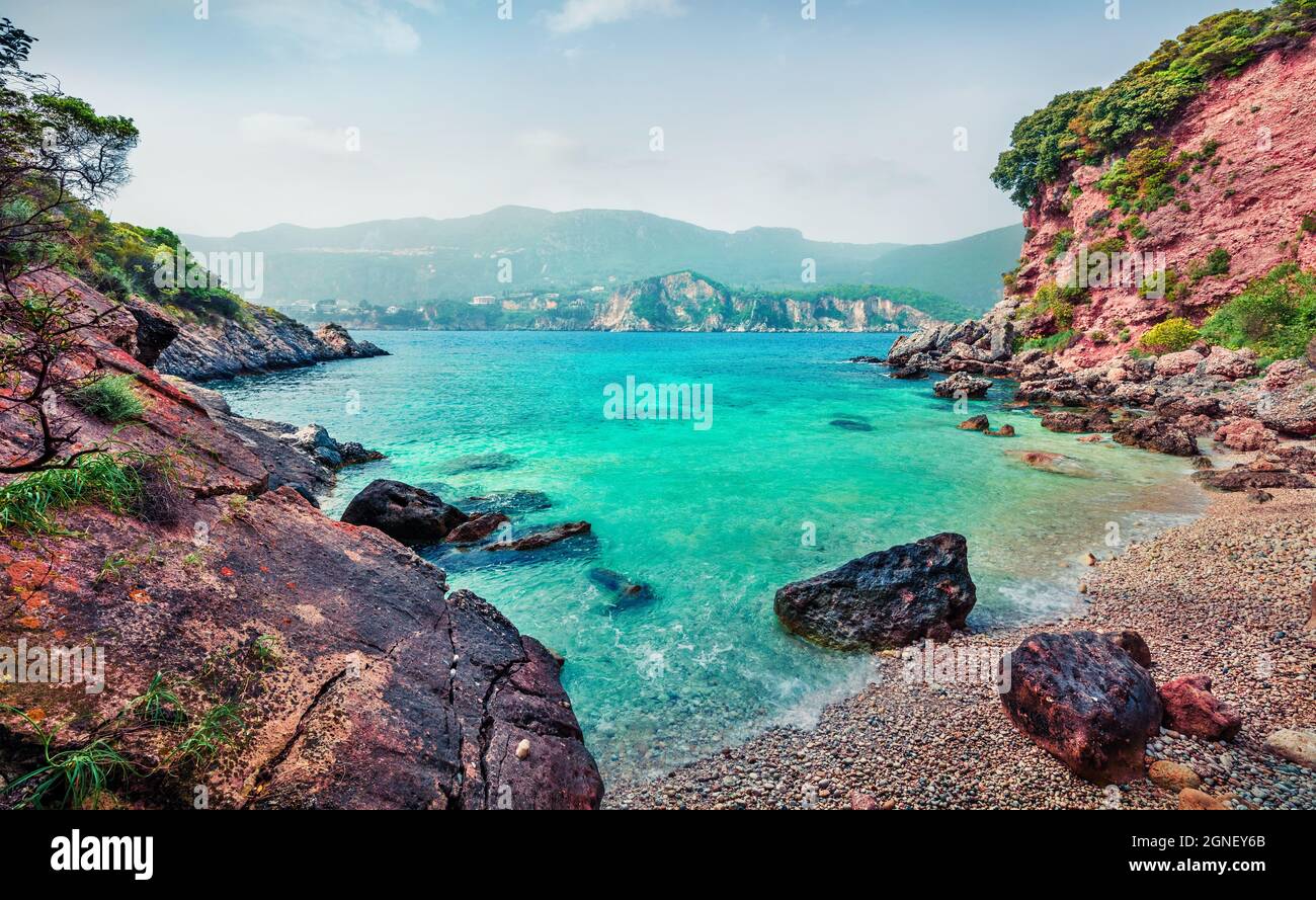 Magnifique vue de printemps sur Limni Beach Glyko. Paysage marin coloré le matin de la mer Ionienne. Pittoresque scène extérieure de l'île de Corfou, Grèce, Europe. Beauté Banque D'Images