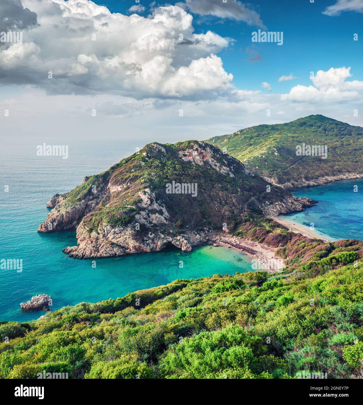Vue spectaculaire sur la baie de Pirates, Porto Timoni, village d'Afionas. Magnifique paysage marin le matin de la mer Ionienne. Fantastique scène extérieure de C Banque D'Images