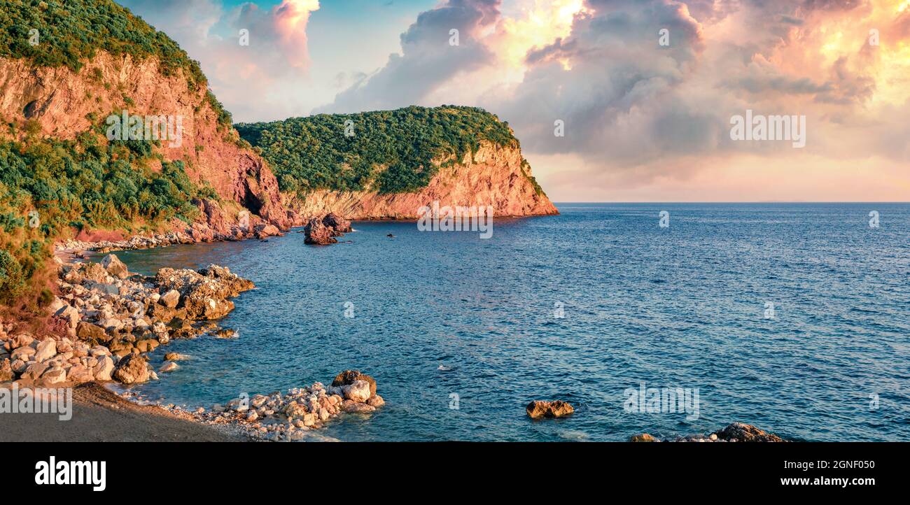 Magnifique vue en soir e sur la plage de Crvena Glavica. Superbe