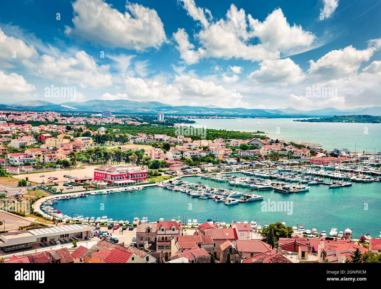 Magnifique vue d'été sur le village de Tribunj. Paysage marin coloré le matin de la mer Adriatique, Croatie, Europe. Beau monde des pays méditerranéens. TRAV Banque D'Images