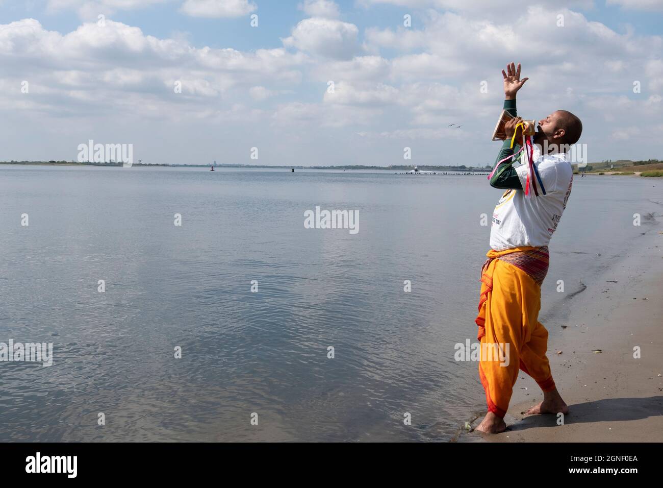 Un adorateur hindou dévot prie au bord de la baie de la Jamaïque à un service de Ganga et Kateri Amma Poosai. À Queens, New York. Banque D'Images