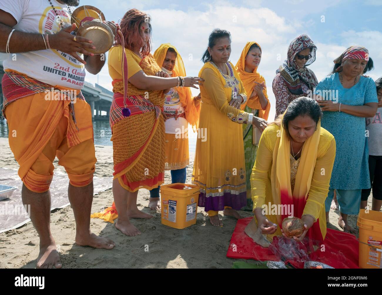 Les adorateurs hindous font des offrandes à leurs dieux et déesses dans un service de Ganga et Kateri Amma Poosai à Jamaica Bay dans Queens, New York. Banque D'Images