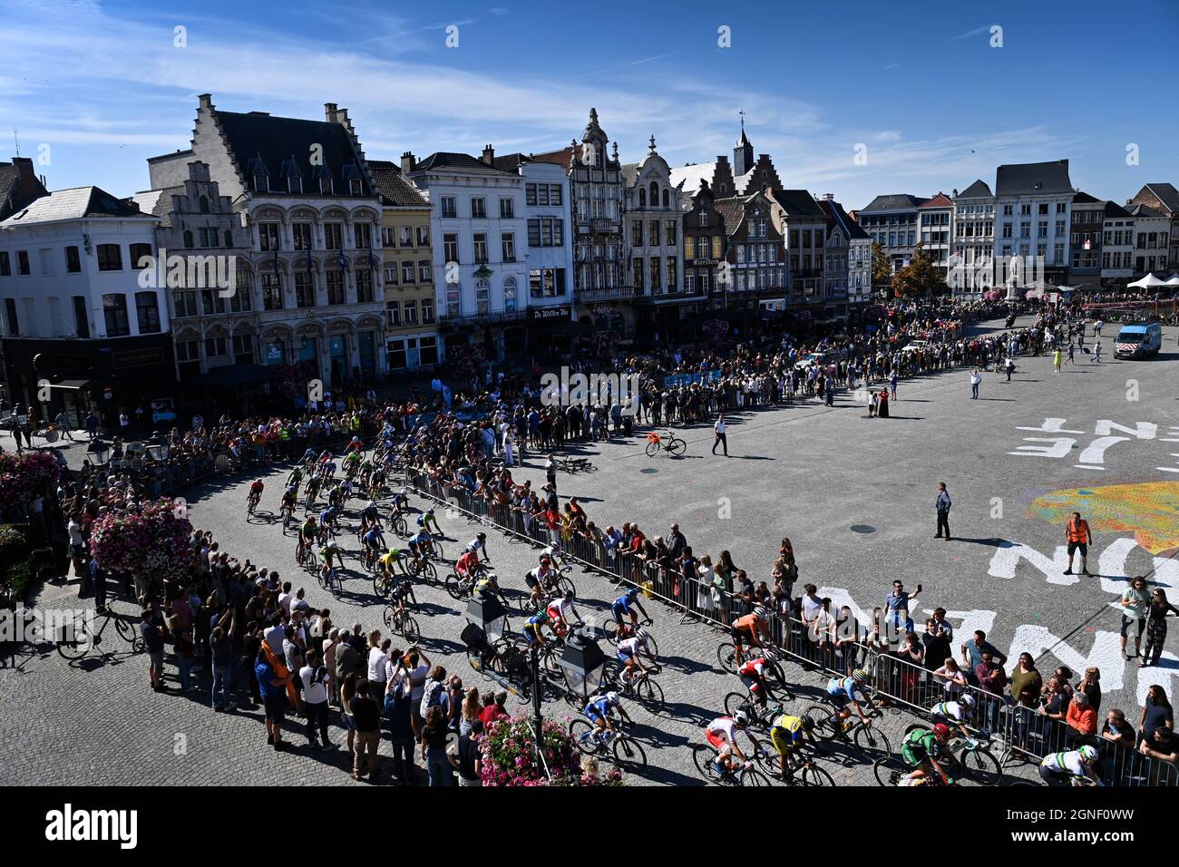 L'illustration montre le centre-ville de Mechelen lors de la course féminine sur route d'élite le septième jour des Championnats du monde UCI sur route à vélo Banque D'Images