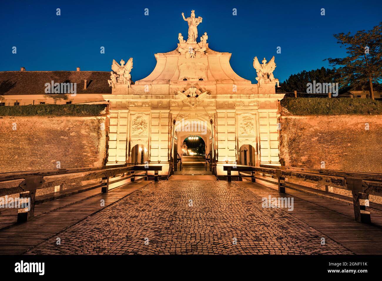 Vue fantastique en soirée sur la porte de la forteresse de la Caroline d'Alba. Grande scène estivale de Transylvanie, Alba Iulia, Roumanie, Europe. Banque D'Images