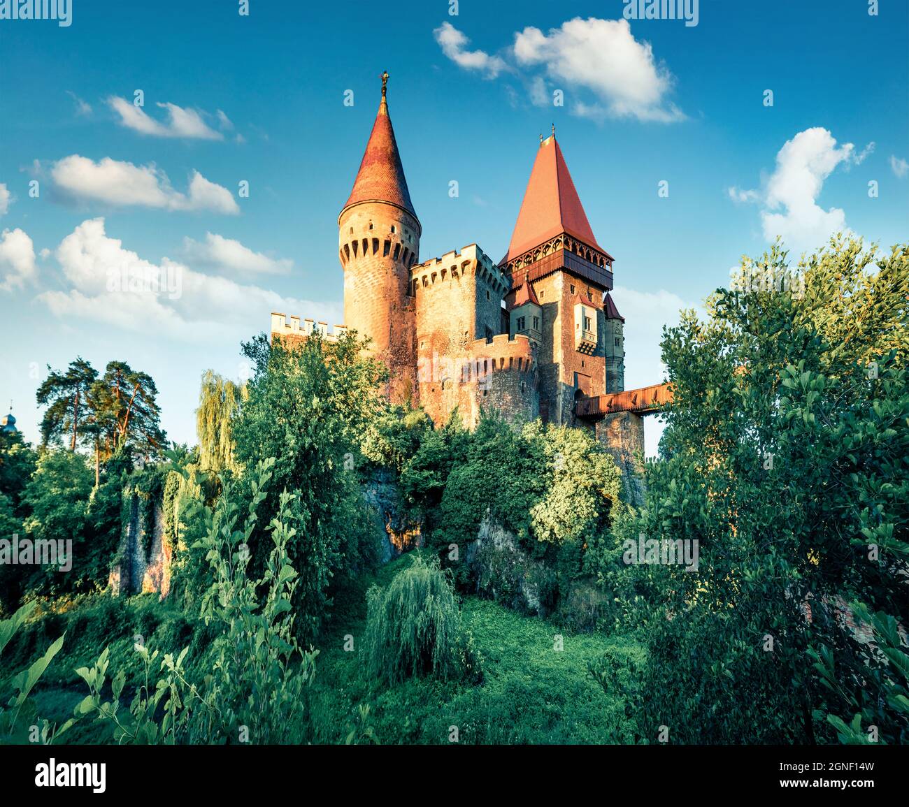 Vue impressionnante du château de Hunyad / château de Corvin le matin. Magnifique paysage urbain d'été de Hunedoara, Transylvanie, Roumanie, Europe. Château roumain lan Banque D'Images