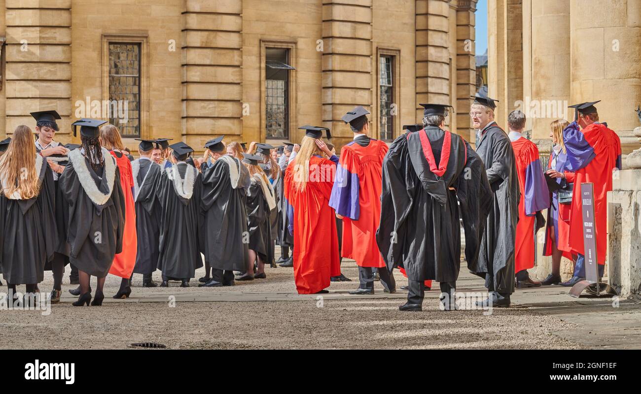 Les étudiants de deuxième et troisième cycles de l'université d'Oxford, en Angleterre, se mêlent dans la cour à l'extérieur du théâtre Sheldonian après leur diplôme ce Banque D'Images