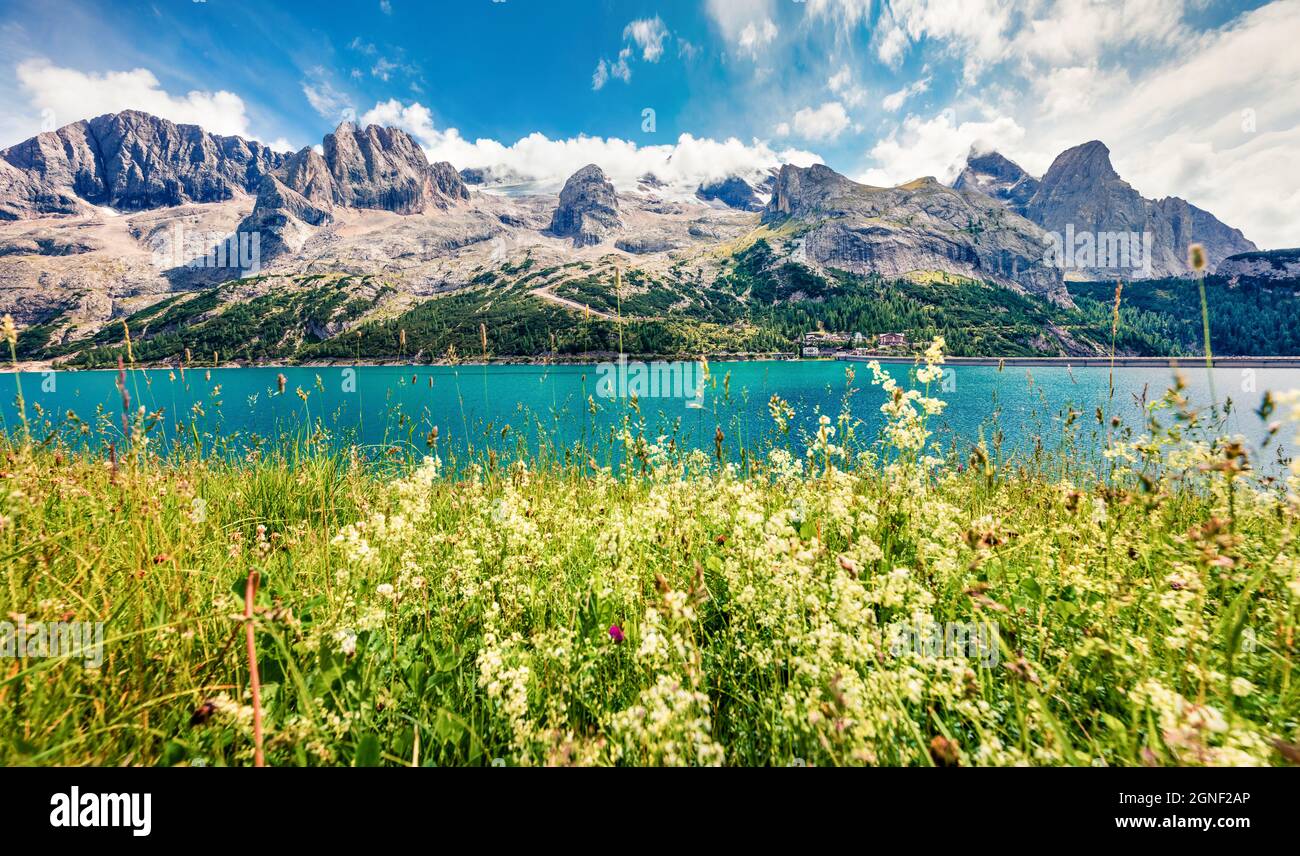 Une vue à couper le souffle le matin sur le lac Fedaia. Scène estivale colorée des Alpes Dolomiti, emplacement de Gran POZ, région du Trentin-Haut-Adige/Sudtirol, Italie, Europ Banque D'Images