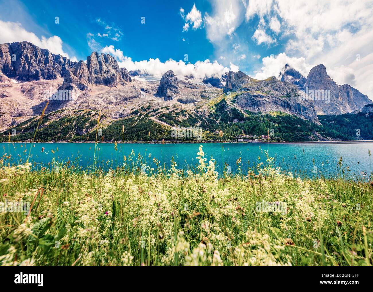 Une vue à couper le souffle le matin sur le lac Fedaia. Incroyable scène d'été des Alpes Dolomiti, emplacement de Gran POZ, région du Trentin-Haut-Adige/Sudtirol, Italie, EUR Banque D'Images